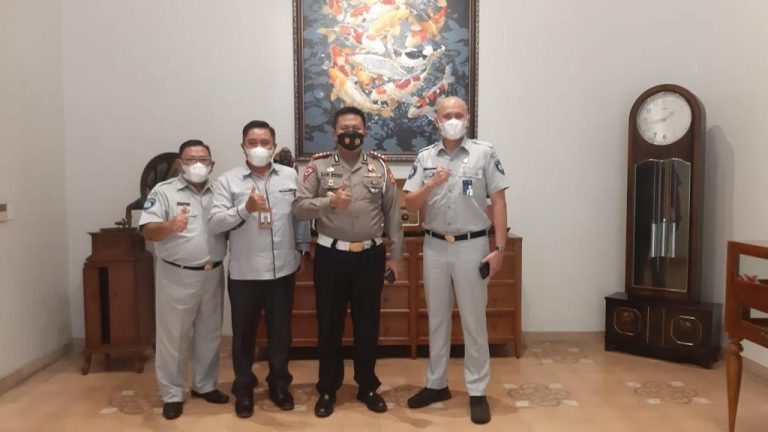 Spesial Hari Bhayangkara Ke-76, Ditlantas Polda NTB dan PT Jasa Raharja NTB Beri Asuransi Kecelakaan Secara Gratis