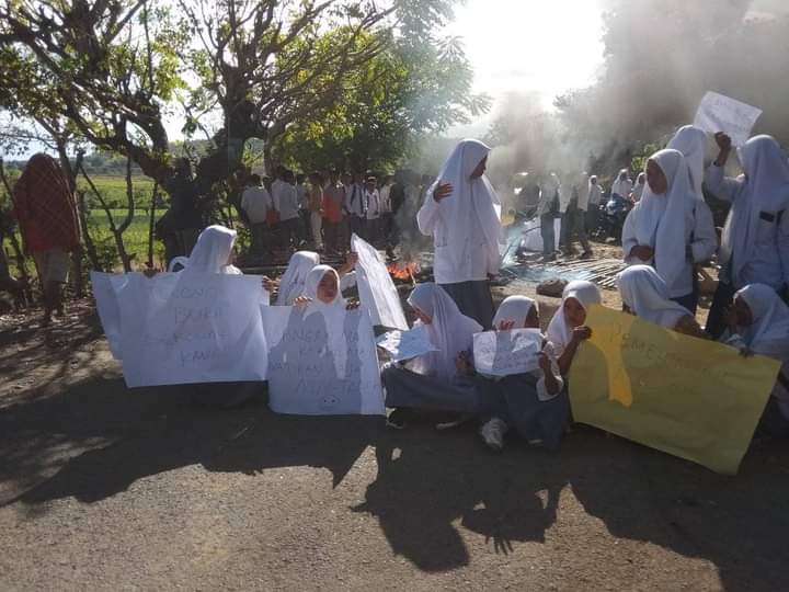 Tak Tahan Sekolah Disegel dan KBM Numpang, Puluhan Siswa Demo Blokir Jalan