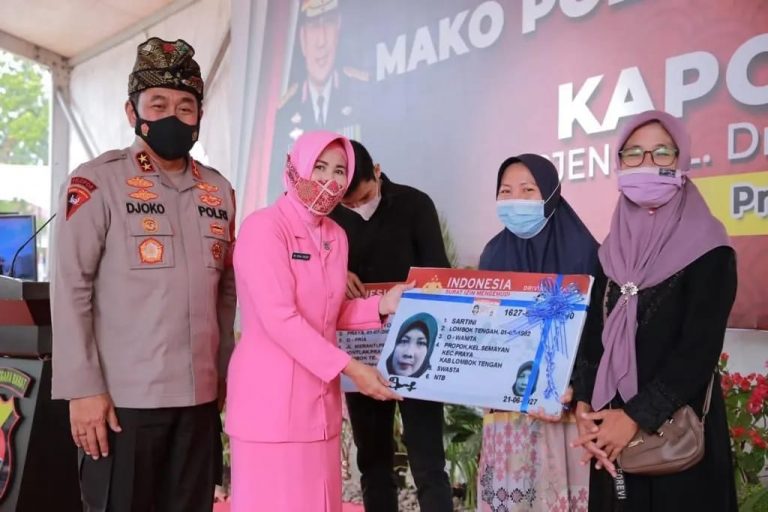 Hut Bhayangkara, Satlantas Polres Loteng Berikan 12 Sim Bagi Warga Lahir 1 Juli