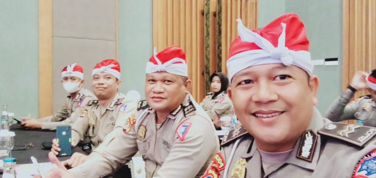 Unik, Rakernis Fungsi Lantas Polda NTB, Semua Peserta Pakai Sapuk Merah Putih