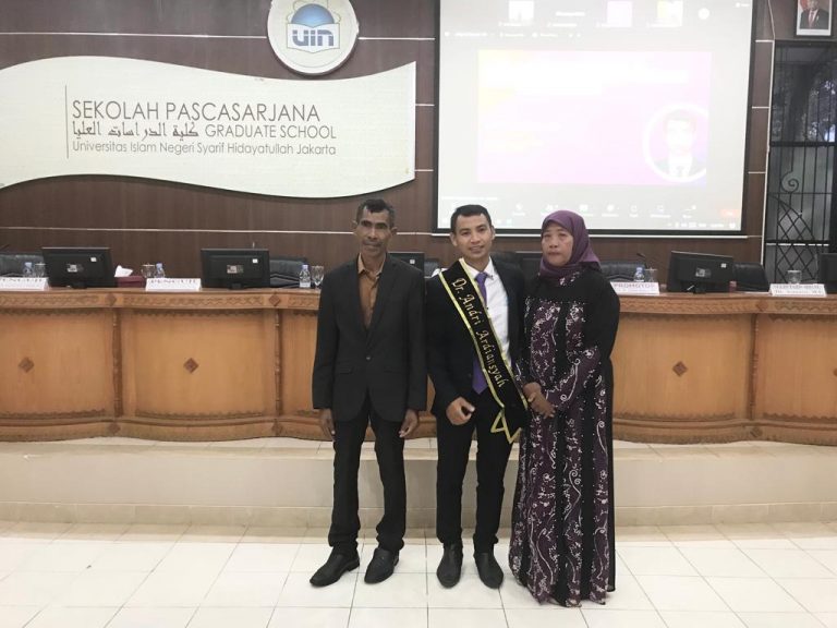 Penuh Haru dan Tangis, Anak Tukang Sayur dan Buruh Nelayan Raih Doktor di Bidang Filsafat