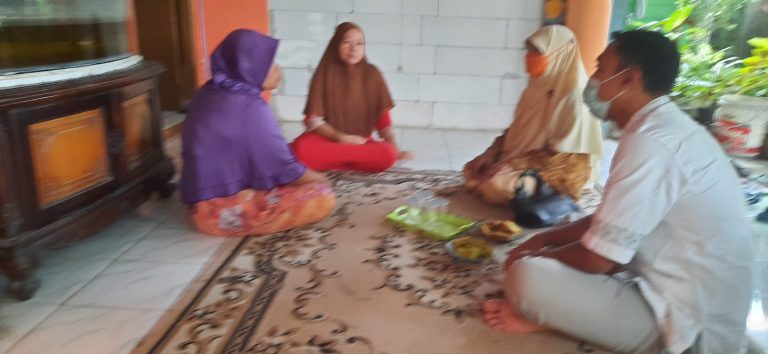 Bersama Jubir Ahmad Syihan, Nur Azizah Takziah ke Almarhumah Hj. Nacih tetangganya.
