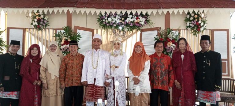 Ditemani Suami, Nur Azizah hadiri Resepsi Pernikahan Putra Ketua IGRA Cimanggis.