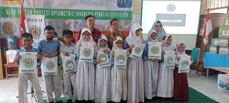 Pasca Pemeriksan Mata, Iropin Depok Berikan 400 Kacamata Gratis Pada Siswa SD