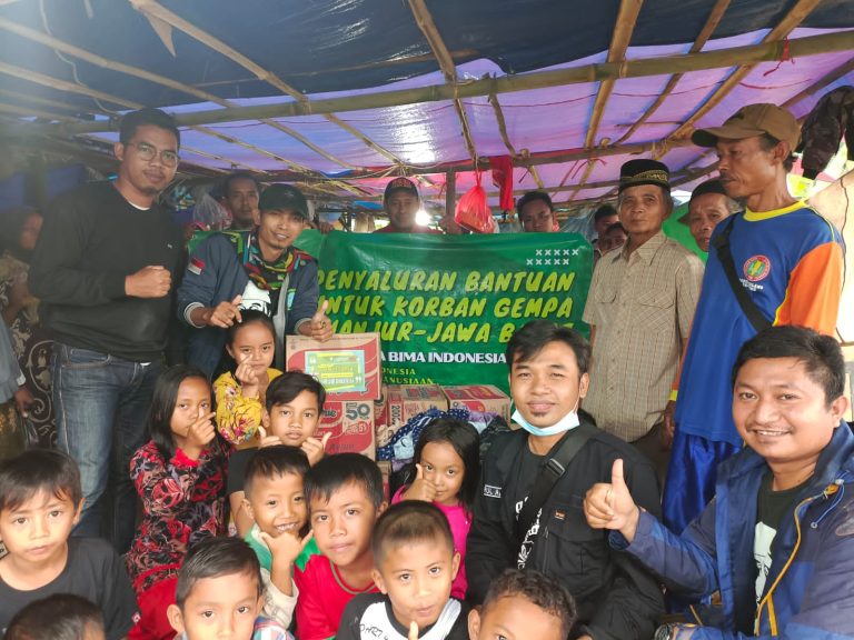 Salurkan Langsung Bantuan, Relawan FUMBI Blusukan Ke Tenda-tenda Pengungsi di Cianjur