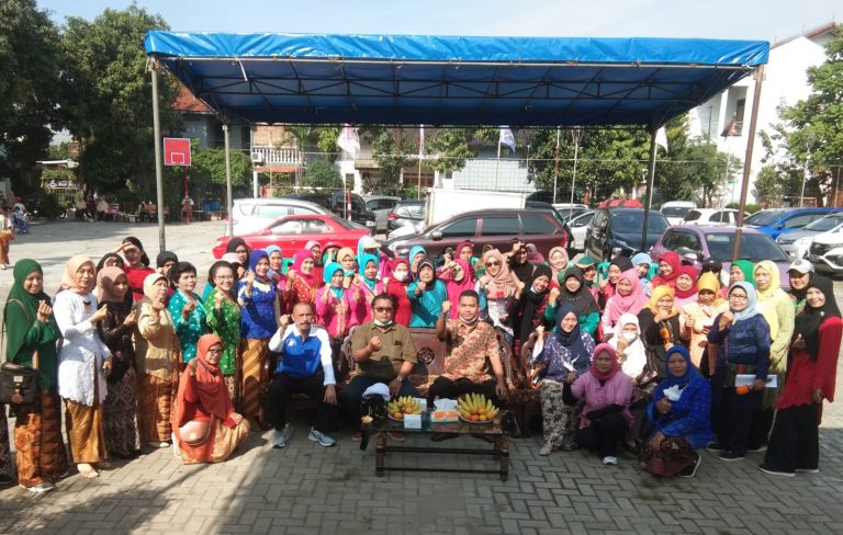 Peringati Hari Ibu, Warga RW 04 Kelurahan Bakti Jaya Gelar Lomba Masak