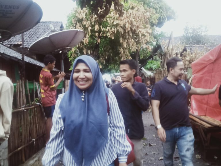 Rasa Haru dan Bahagia Korban Kebakaran di Desa Wora Saat Didatangi Bakal Calon DPD RI NTB, Hj Nurhaidah