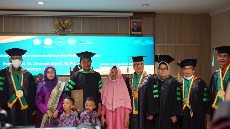 Liku- Liku Perjalanan Anak Yatim, Furkan Sangiang Meraih Gelar Doktor Pendidikan Lingkungan Dengan Predikat Cumlaude di UNJ
