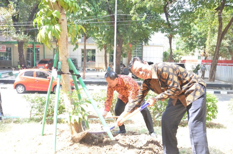 Peringati Hari Ozon Se- Dunia, Prodi Doktor PKLH UNJ Tanam 30 Pohon di Lingkungan Kampus