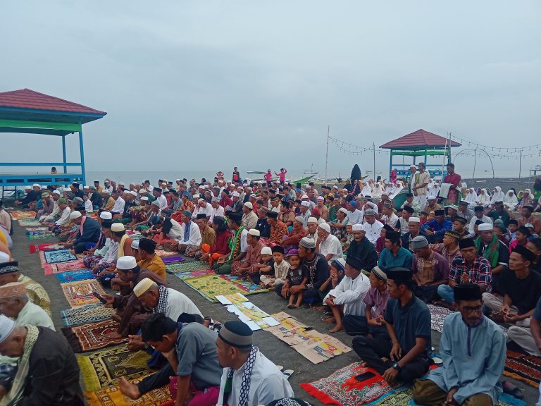 Khawatir Gagal Tanam Akibat Hujan Tak Kunjung Turun, Ratusan Masyarakat Desa Sangiang Gelar Shalat Istisqo