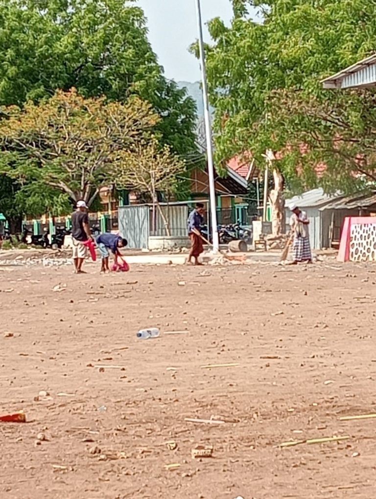 Tim Relawan Ady-Irfan Lakukan Aksi Bersih Sampah Pasca Kampanye di Wera