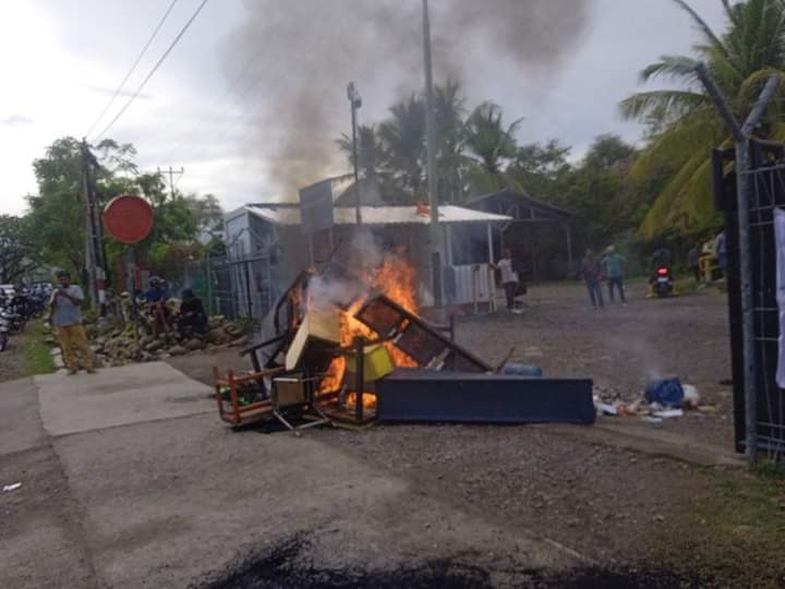 Tuntut Pembebasan Warga yang Ditahan,  Ratusan Orang Bakar Fasilitas Tambang PT. STM di Dompu