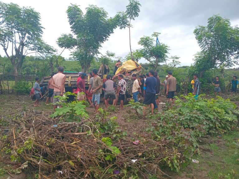Truk Pengangkut Batu di Kecamatan Wera Hanyut Terbawa Banjir