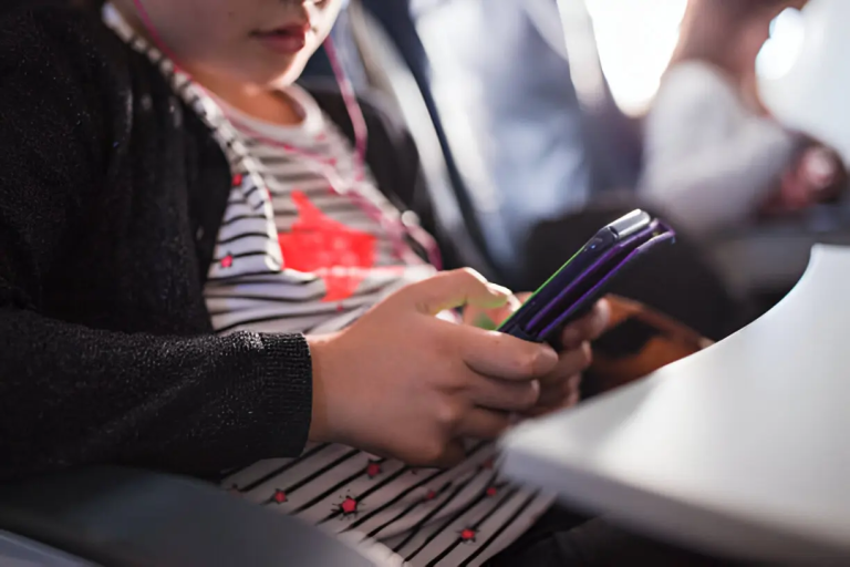 Menyeimbangkan Perlindungan Anak dan Akses Digital: Tantangan Regulasi Pembatasan Usia Media Sosial