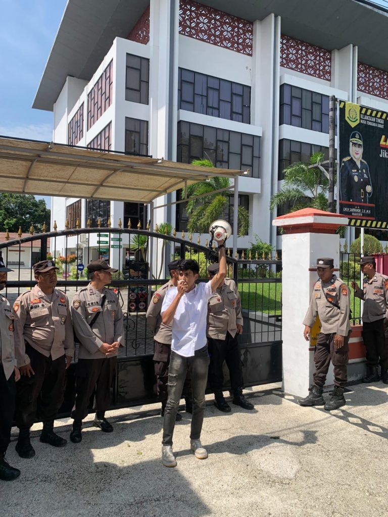Barisan Oposisi Mahasiswa NTB Gelar Aksi di Depan Kejati NTB, Desak Penuntasan Kasus Korupsi Masjid Agung Bima