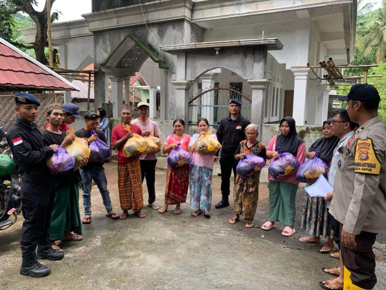 Tim Siaga Tanggap Bencana Brimob Polda NTB Sigap Bantu Warga Terdampak Banjir