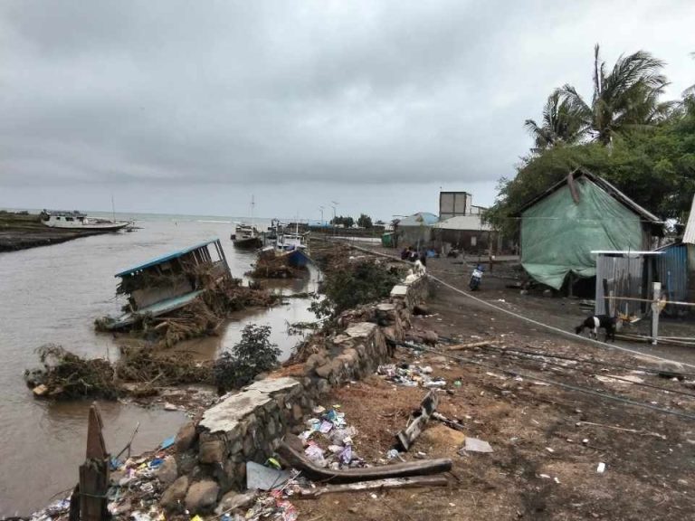 Ternyata  Banjir Bandang Wera Juga  Hanyutkan Dua  Perahu Warga  Sangiang