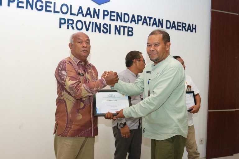 SAMSAT Raba Bima Dapat Penghargaan dari BAPPENDA NTB