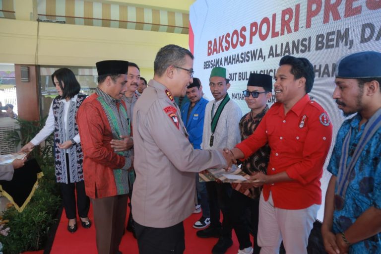 Bakti Sosial Polda NTB Bersama Mahasiswa, Ribuan Paket Sembako Dibagikan Jelang Ramadhan