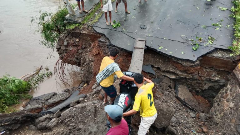 Jalan Penghubung Bima-Wera Putus Akibat Bencana Alam