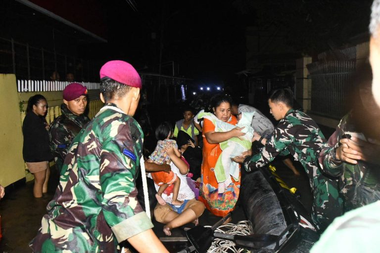 Prajurit Marinir Sigap Selamatkan Warga Korban Banjir di Manado