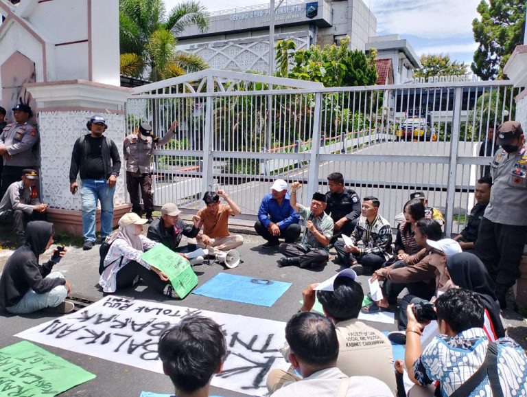 Puluhan Mahasiswa di Mataram Gelar Aksi Tolak RUU TNI, Desak Militer Kembali ke Barak
