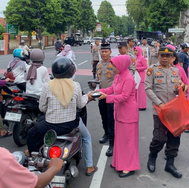 Polresta Mataram Bagikan Ratusan Takjil, Wujud Kepedulian di Bulan Ramadhan