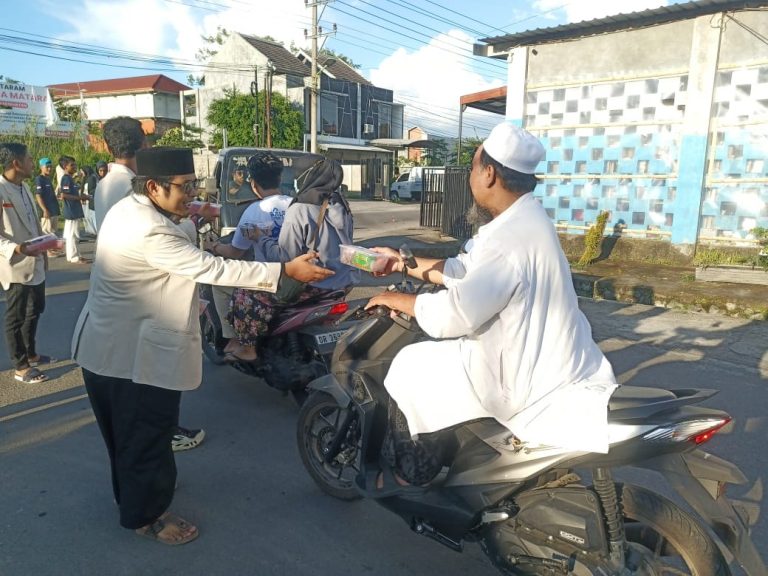 Pemuda Muhammadiyah Kota Mataram Berbagi Takjil di Bulan Ramadhan