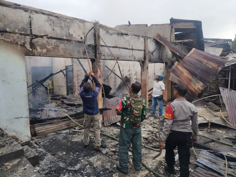 Enam Ruko di Narmada Ludes Terbakar, Polsek Narmada Gerak Cepat Lakukan Evakuasi