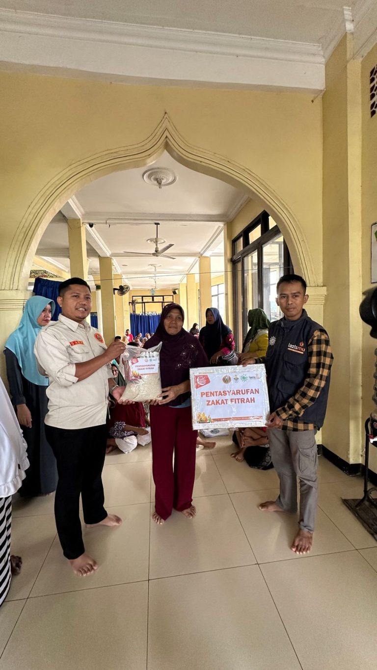 Pemuda Muhammadiyah Kota Mataram Salurkan Zakat Fitrah kepada Fakir Miskin