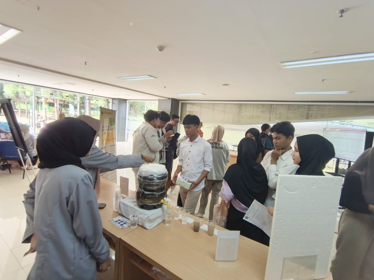 Ubah Air Danau Keruh Jadi Jernih, Mahasiswa Teknik Lingkungan IKTJ Pukau Siswa SMA/SMK di Acara Open House
