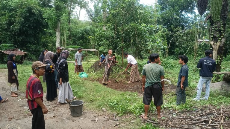 Mendorong Ekonomi Hijau: UMMAT Latih Warga Batu Bolong Griya Olah Limbah Ternak Jadi Kompos