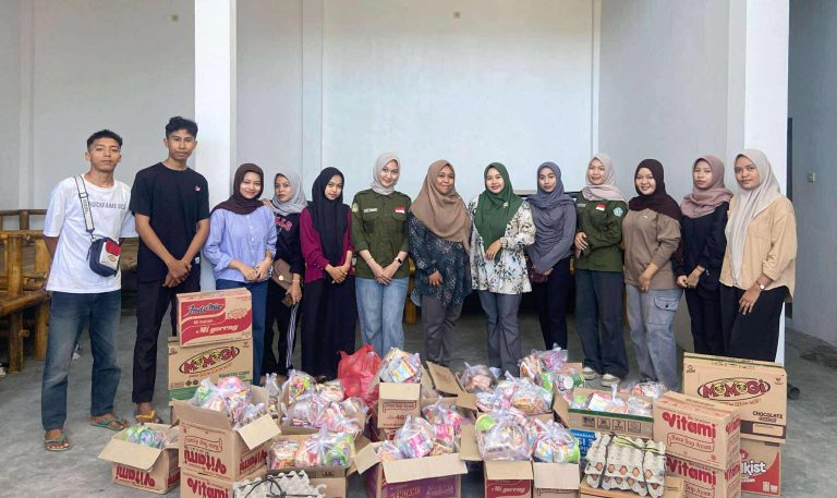 Mahasiswa UNBIM D3 Rekam Medis Salurkan Sembako untuk Korban Banjir Kekalek Jaya