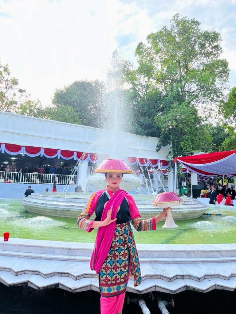 Mahasiswi Teknik Pertambangan Persembahkan Tari The Spirit of Sasambo dalam Upacara Penurunan Bendera HUT RI Ke-80