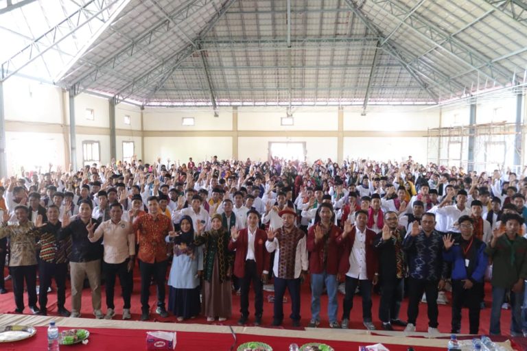 Ketua STKIP Taman Siswa Bima Tekankan Pentingnya Pola Pikir dan Karakter pada PKKMB Beradab 2025