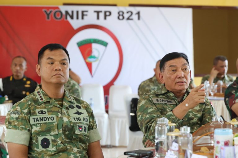 Menhan Sjafrie Sjamsoeddin Makan Siang Bersama Prajurit Yonif TP 821/Satria Bupolo
