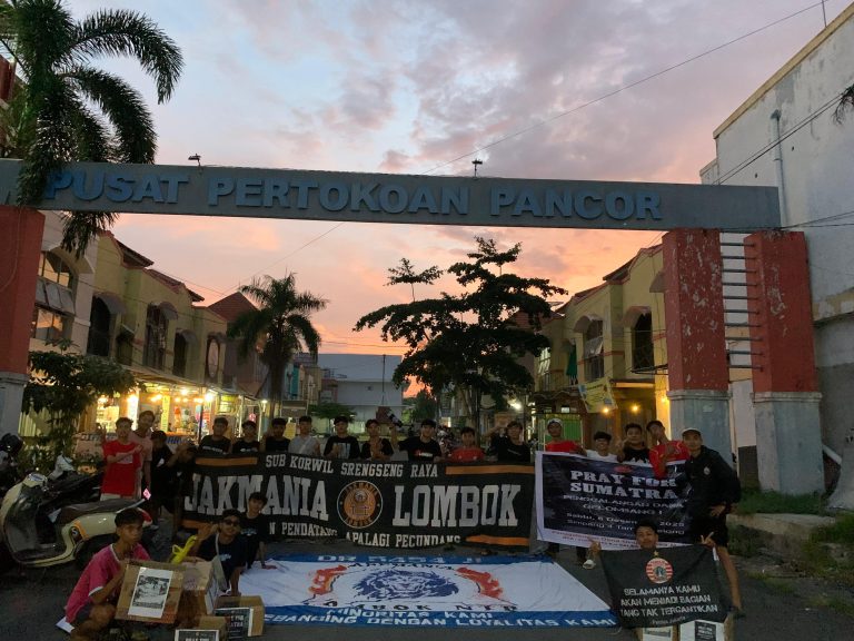 Jakmania dan Aremania Lombok Bersatu Bantu Korban Banjir Sumatera