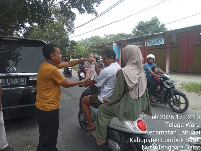 Anggota Dewan Dr Syamsuryansyah Turun Langsung Berbagi Takjil di Telaga Waru Labu Api