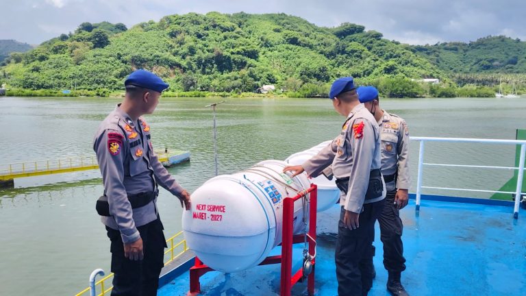 Pastikan Keselamatan Penumpang, Ditpolaurud Polda NTB Bersama KSOP Awasi Bongkar Muat di Pelabuhan Lembar