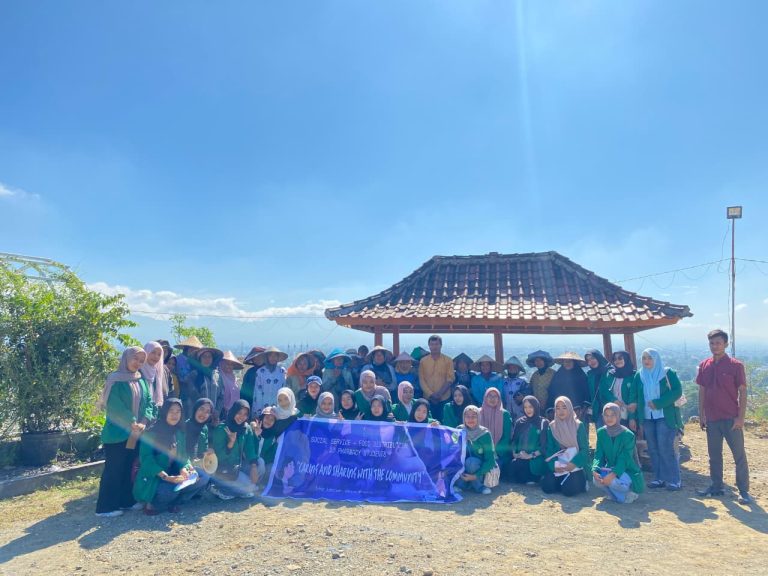 Belajar Kemanusiaan di Tengah Tumpukan Sampah, D3 Farmasi UMMAT Berbagi Sembako di TPA Kebun Kongok