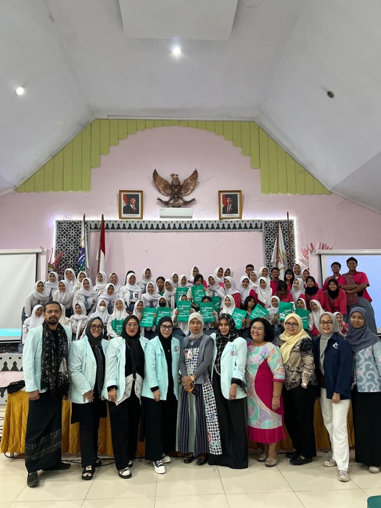Dosen Desain Busana Interstudi Gelar Pengabdian Masyarakat di SMKN 58 dan SMKN 32 Jakarta
