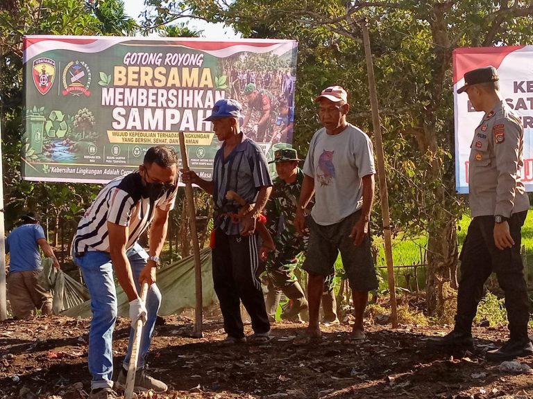 Gotong Royong Bersihkan Lingkungan Digelar di Jalan Lintas Kempo-Sambi