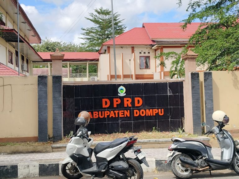 Ruang Sidang Rusak Dirusak Massa, Paripurna DPRD Dompu Dipindah ke Aula Dikpora