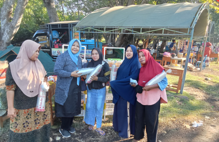 Camping Akbar Oi Rao, Menyatu dengan Pesona Teluk Saleh di Kaki Tambora