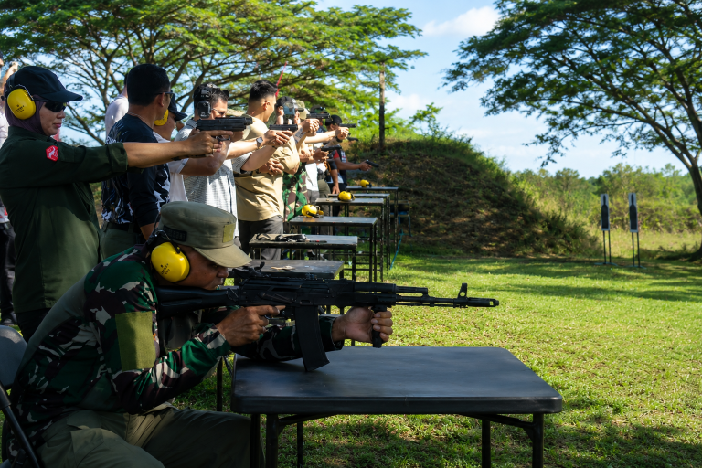 Bupati Jarot Jajal Laras Pendek dan Panjang pada Lomba Menembak Bhayangkara