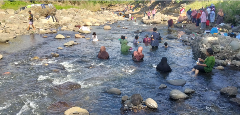 Sungai Katua Jadi Pilihan Wisata Murah Warga Dompu di Tengah Tekanan Ekonomi