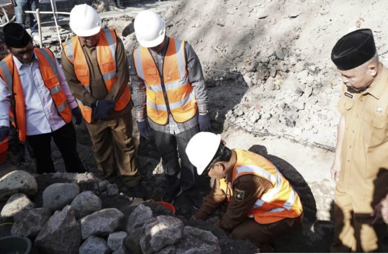 Bupati Sumbawa Letakkan Batu Pertama Pembangunan Masjid Kompleks Kantor Bupati Sumbawa
