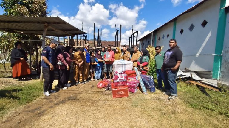 Sepekan Bertahan Pasca Kebakaran, Warga Taliwang Terima Bantuan Logistik
