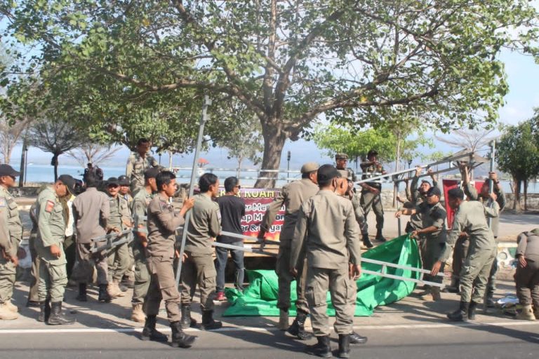 Satpol PP Kota Bima Tertibkan Lapak PKL yang Ditinggalkan di Kawasan Amahami
