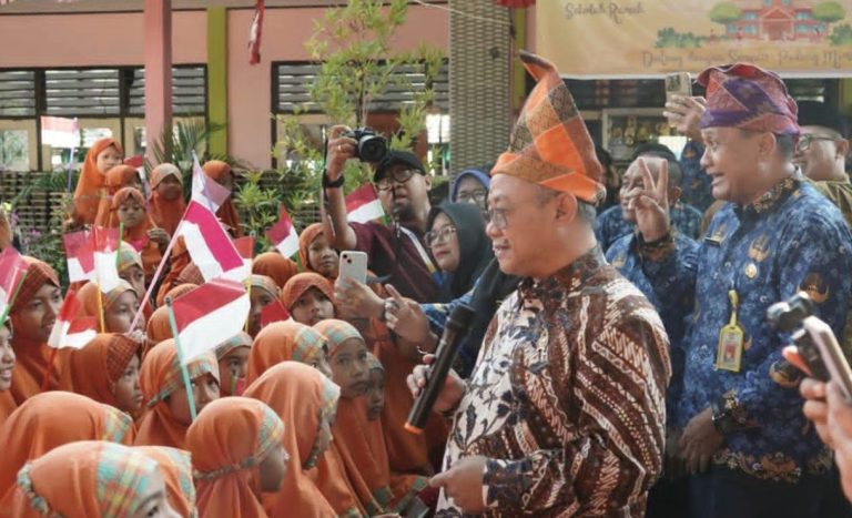 Revitalisasi SDN 14 Sumbawa, Mendikdasmen Pastikan Pemerataan Pendidikan Terus Dipercepat